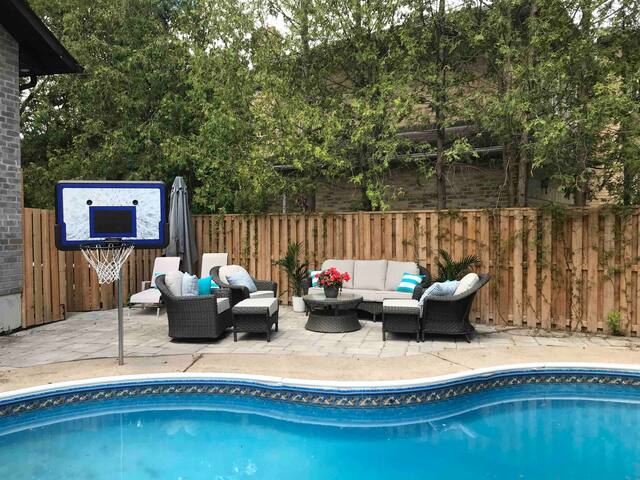 Spacious, new 3 bedroom house, pool, shops, trail, gallery image 2