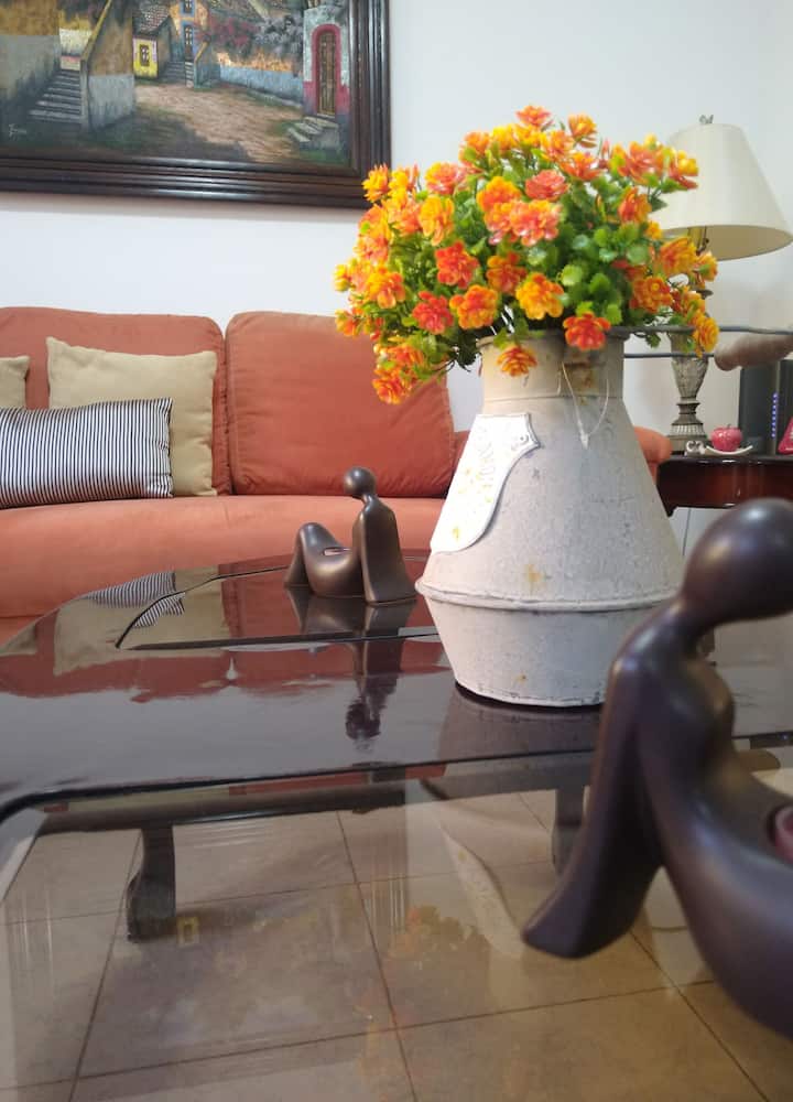 das Wohnzimmer ist sehr komfortabel und sehr schön.