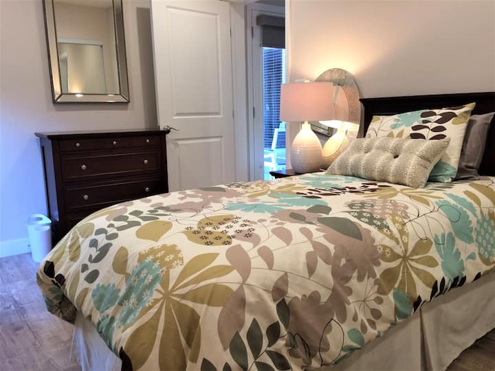 Dormitorio con cama de matrimonio.  ¡Luminoso y alegre!