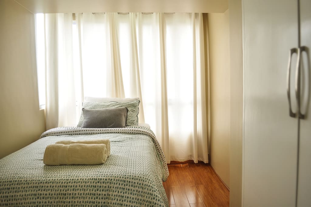 1st bedroom w/ single bed.