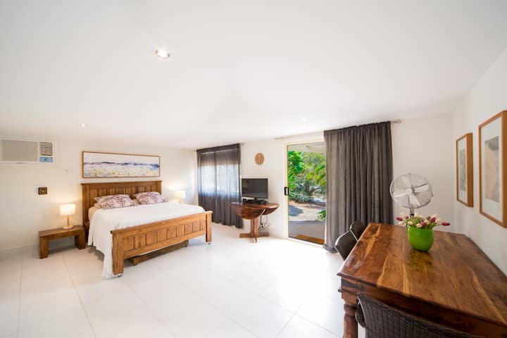 In the Heart of Airlie Beach - Private Guest Suite