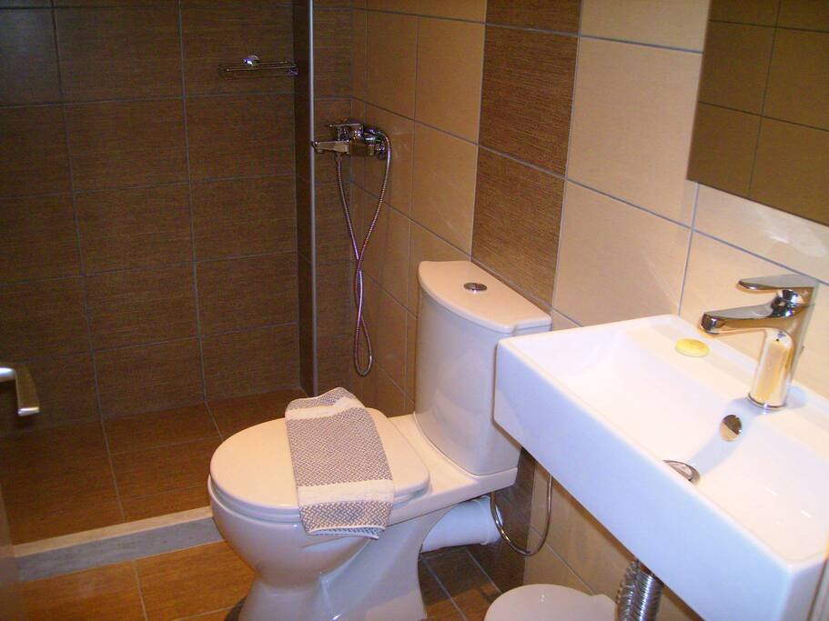 bathroom twin bedrooms