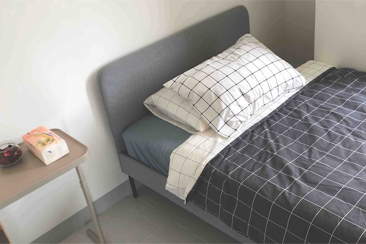 ห้องนอนขนาดเล็ก (สำหรับผู้เข้าพัก 1 คน)
120 x 200 ซม.