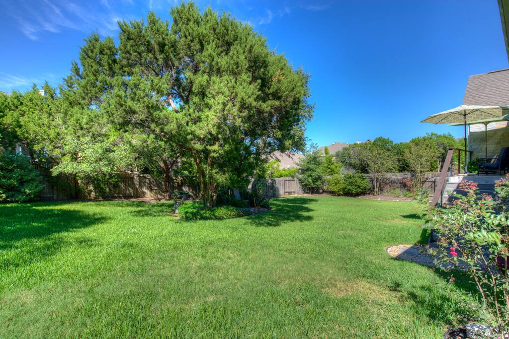 Large Fenced Back/side yard