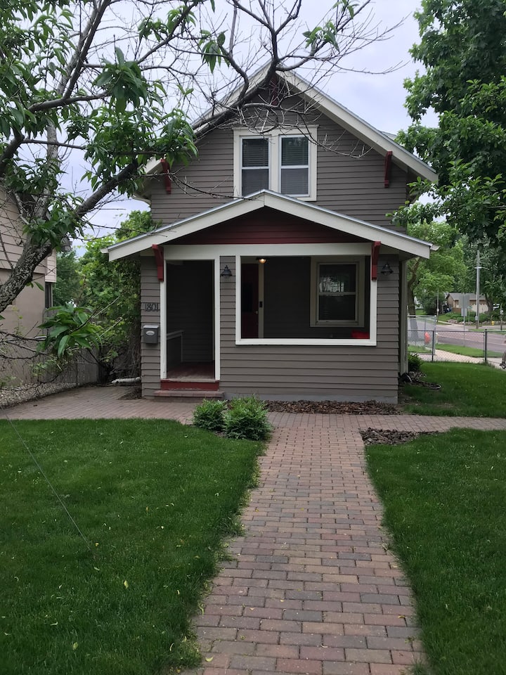 Remodeled 1921 Charmer with King Bed Houses for Rent in Sioux Falls