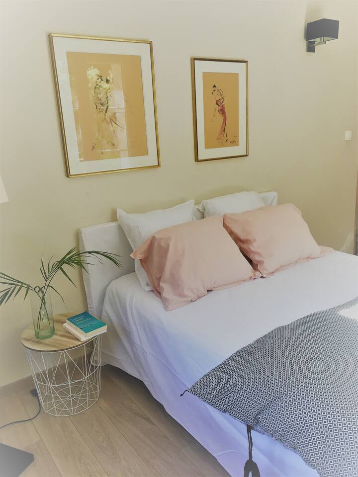 Villa principale - Chambre 3  (lit double éclairé)