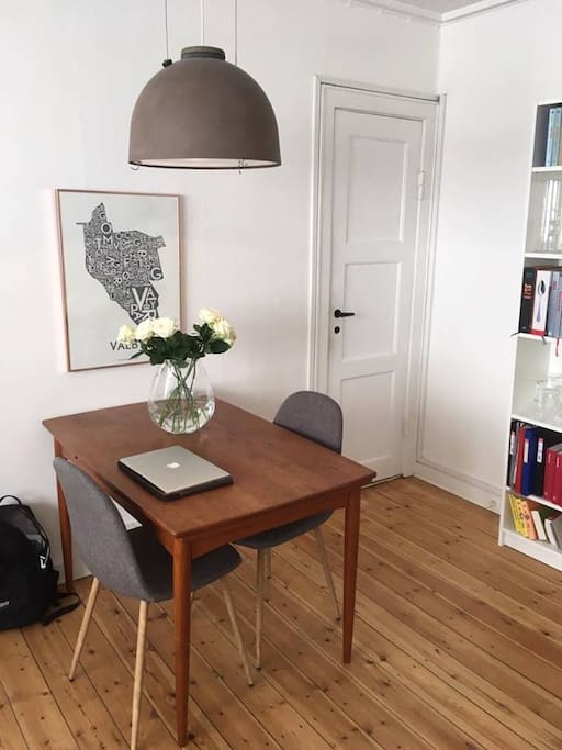 Livingroom (dining table)