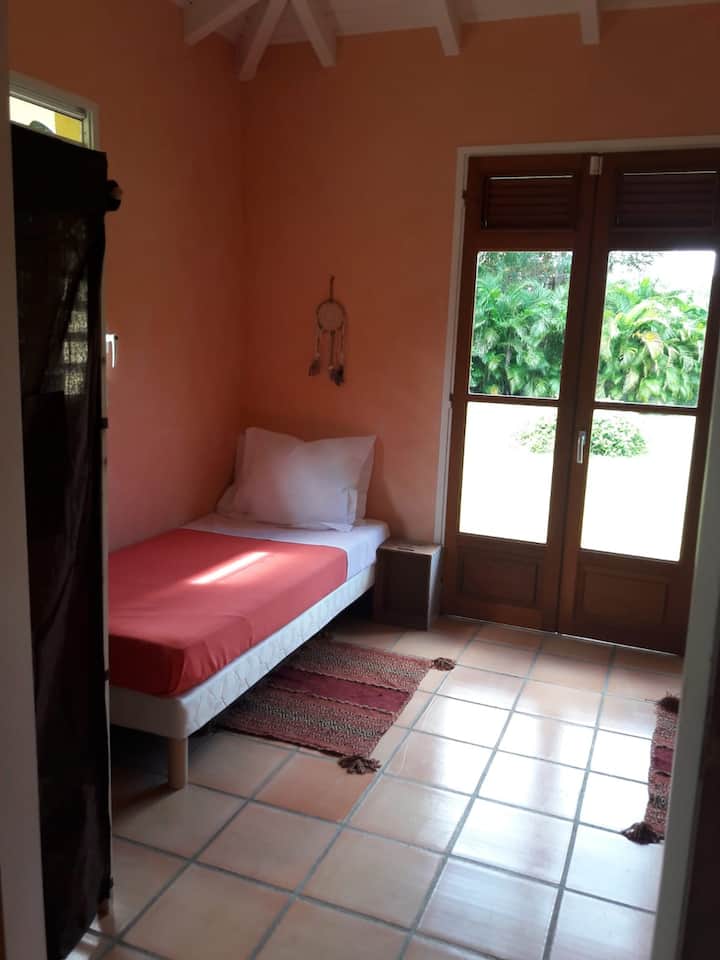 slaapkamer 3 2 eenpersoonsbedden 90 die dichterbij kunnen worden verplaatst, airconditioning, uitzicht op de tuin