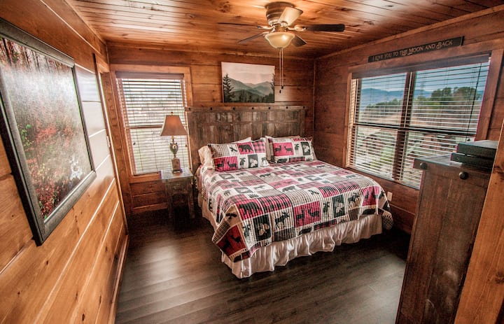 Primero de las dos cómodas habitaciones del primer piso con una cama tamaño king.