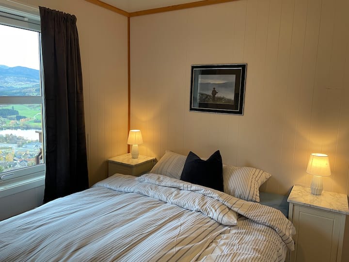 Slaapkamer 1 met planken voor het opbergen van kleding en haken voor het ophangen van kleding.