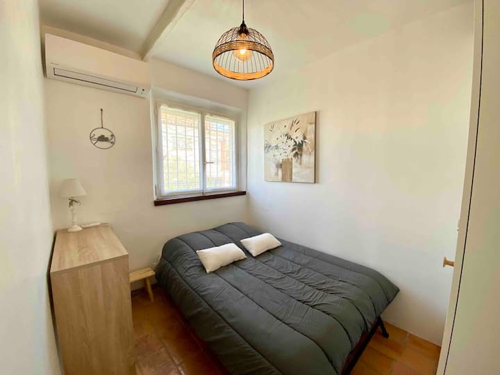 Pequeña habitación supletoria (habitación 5) al lado de la sala de estar y el cuarto de baño.