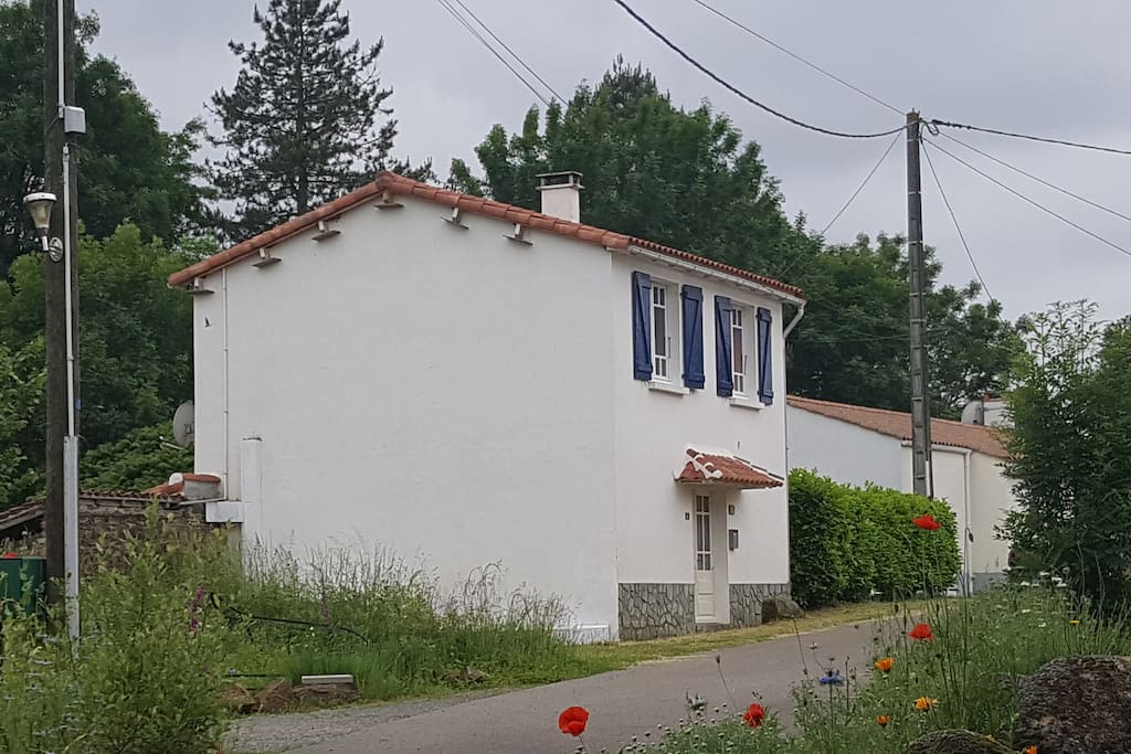 Maison vue de la rue et fleurs de printemps/ Front