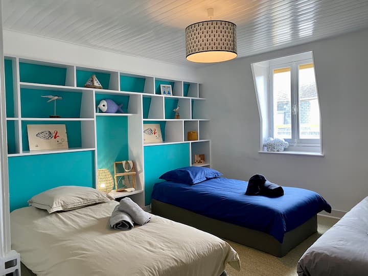 חדר שינה קטן עם סירת מפרש 