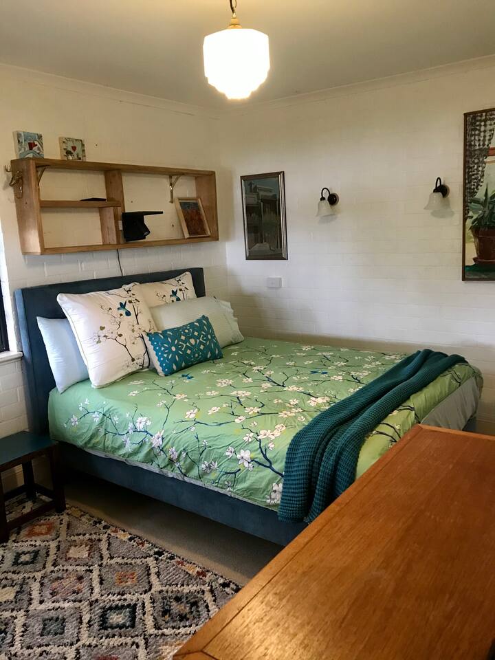 El dormitorio queen tiene TV y vistas al río (de hecho, todas las habitaciones sí lo hacen).