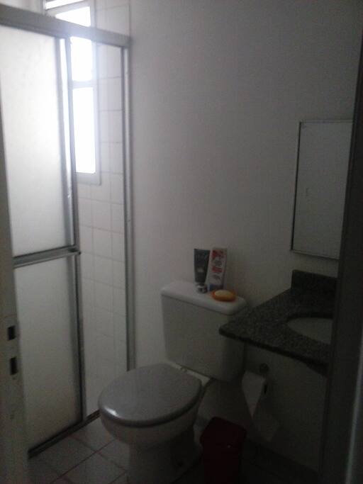 Banheiro compartilhado pelos 2 quartos