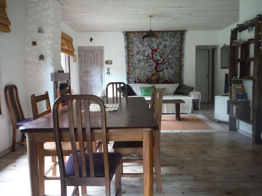 Sala de visitas e de jantar em plano aberto