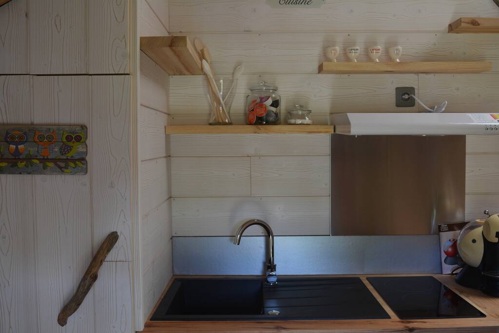 le coin cuisine, plaque chauffante,frigidaire ..