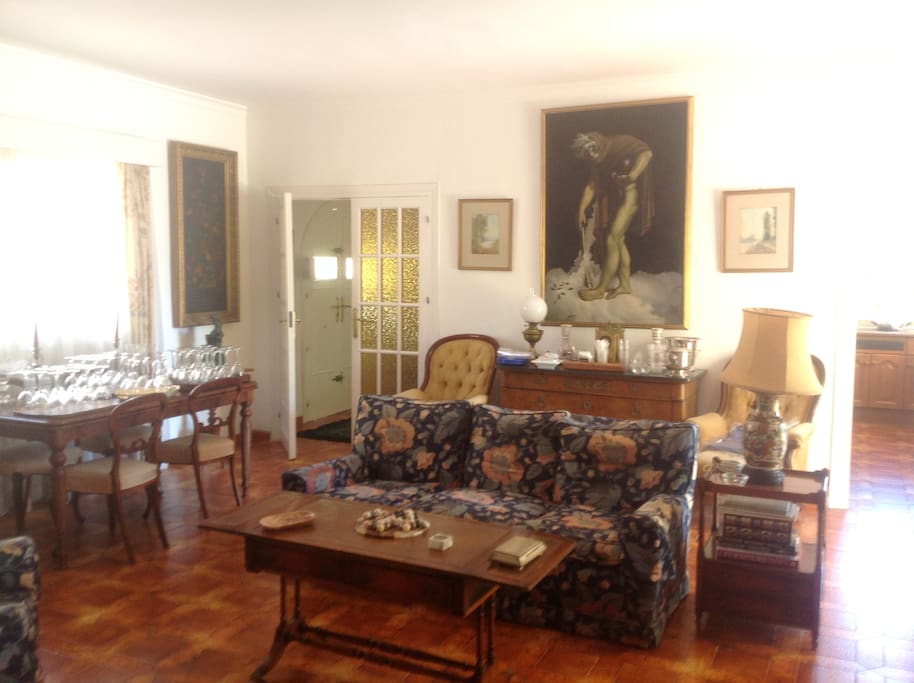 Salón cómodo y amplio.