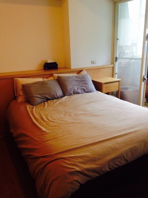 舒服的雙人床。
Cozy bed.