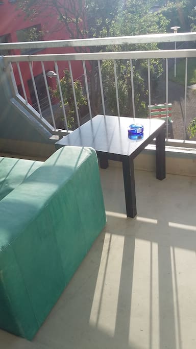 Der Blick vom Balkon in den Hinterhof
