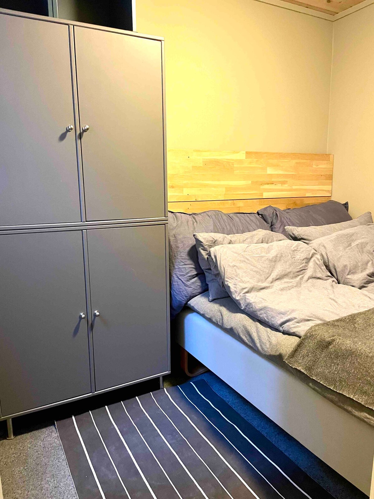 卧室位于1楼，双人床。 