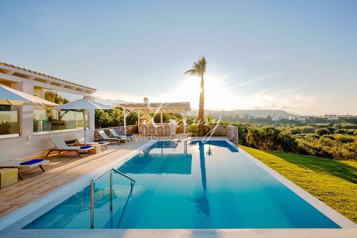 Villa Aquarius – 6 Bedrooms+ with heated pool gallery image 2