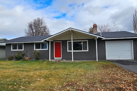 Cozy 3 bedroom by the Airbase!