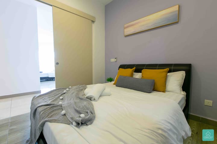 חדר שינה 2: מיטת קווין סייז (חדר רחצה צמוד עם מקלחת)