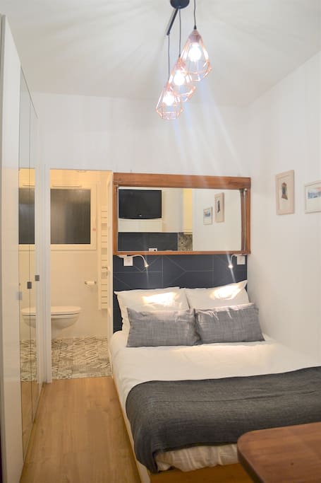 1 Vrai Lit pour 2 personnes / 1 True Bed for 2 people. Charming Studio Paris 16e Arc de Triomphe, Trocadero
