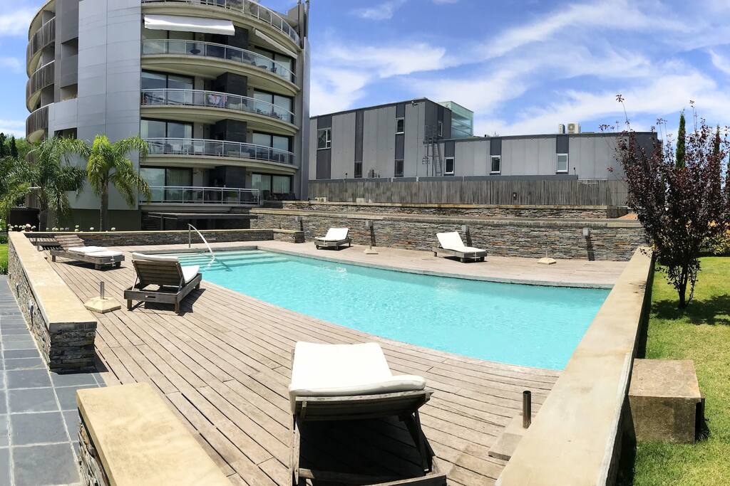 Outdoor pool / Piscina externa