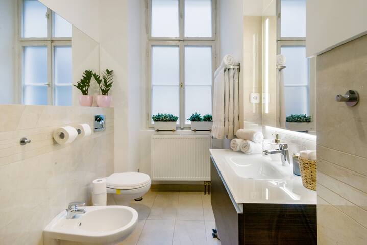 Walk to Historic Sites from a 13th Century Building gallery image 2