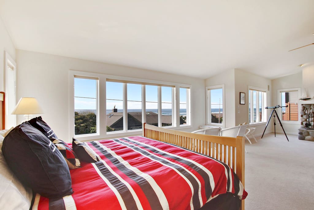Master bedroom suite - wake up to incredible ocean views in the king bed