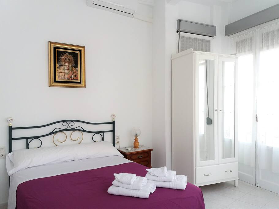 Dormitorio amplio con cama de matrimonio.