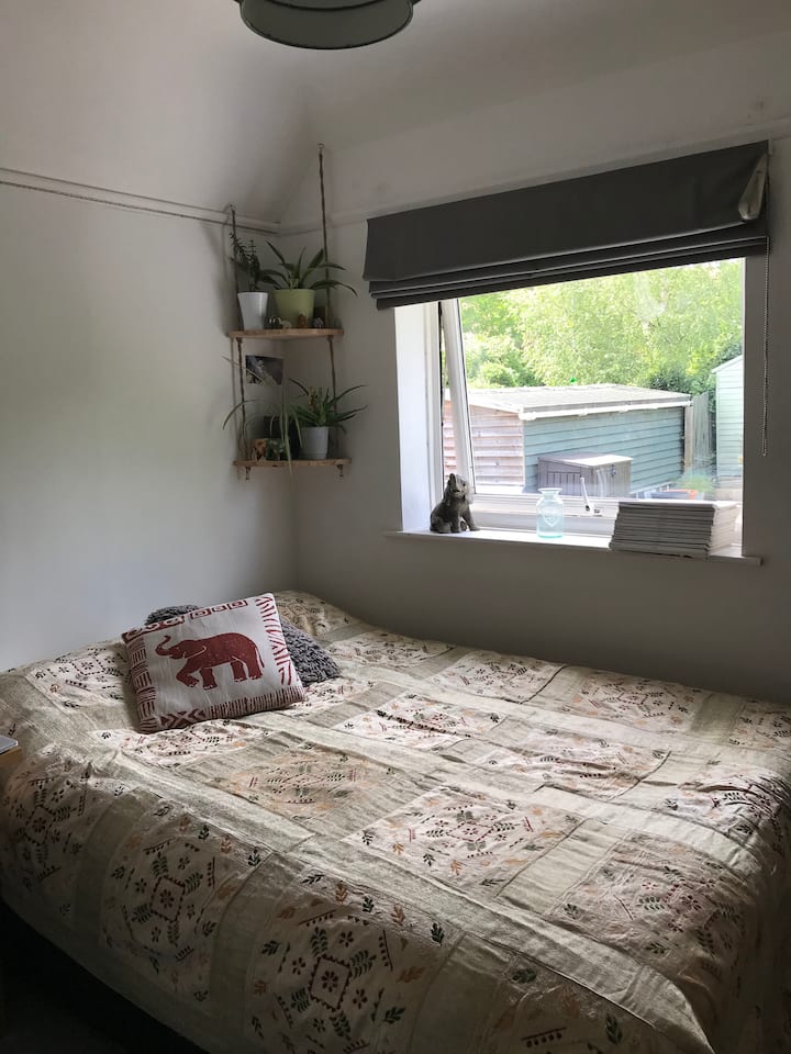 ห้องนอนคู่มองออกไปเห็นสวนและดาวน์ 