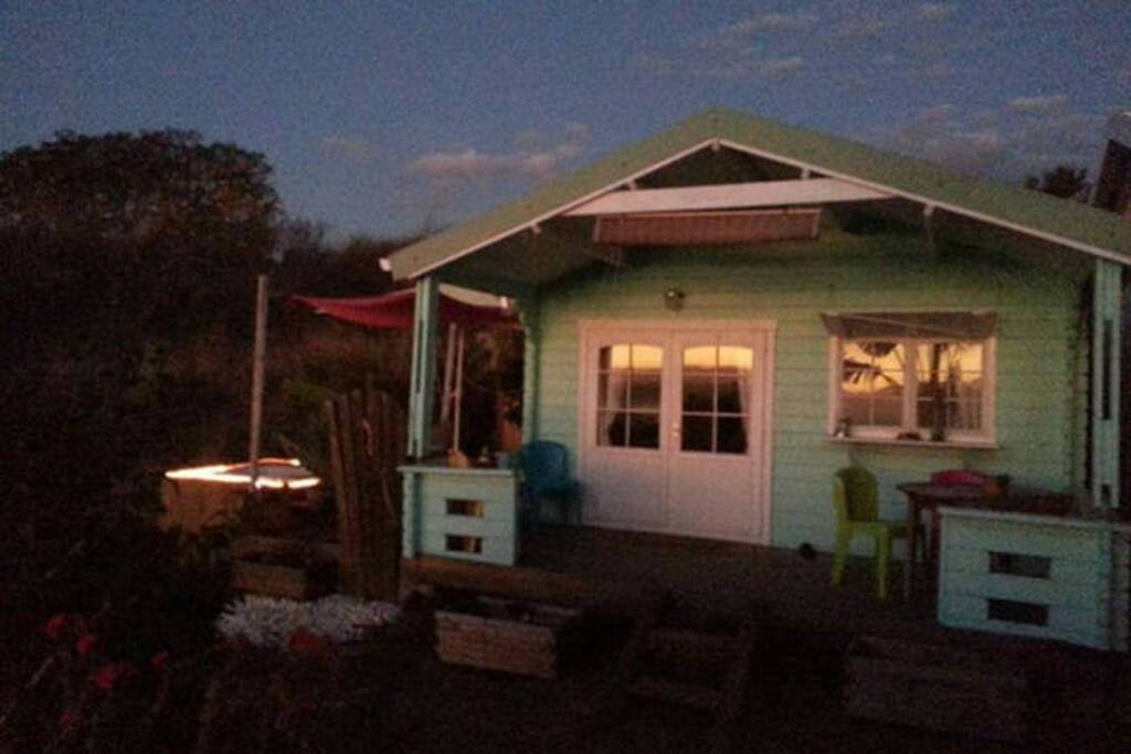 Le bungalow et son jacuzzi privatif au coucher du soleil
