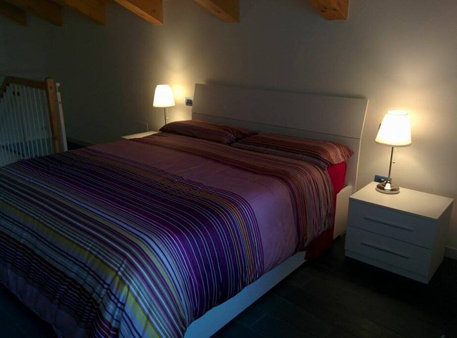 Graziosa camera da letto, ampio armadio .