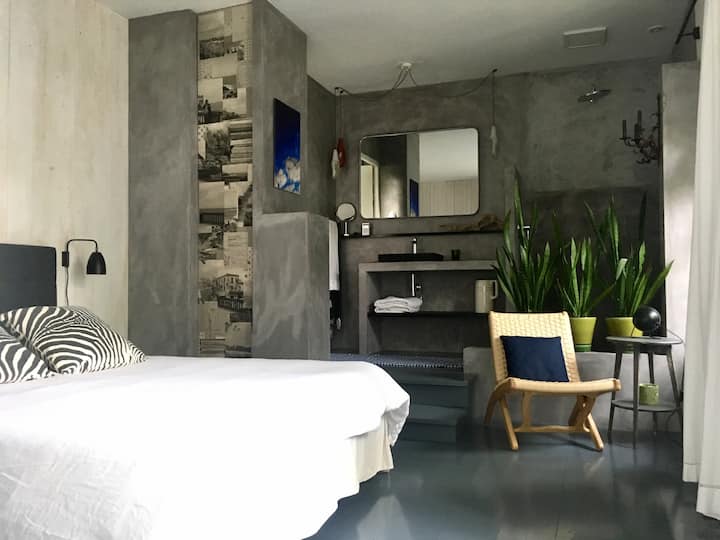 spálňa 1, posteľ 160 x 200 cm, 
sprchovňa, (samostatné WC) a terasa na prízemí, sprchovňa je prístupná po 2 schodoch