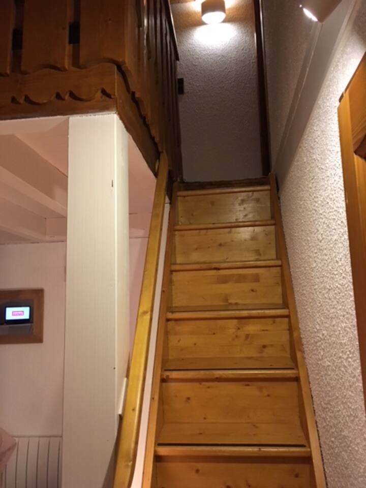 ACCESO HABITACIÓN INFANTIL - ALTILLO