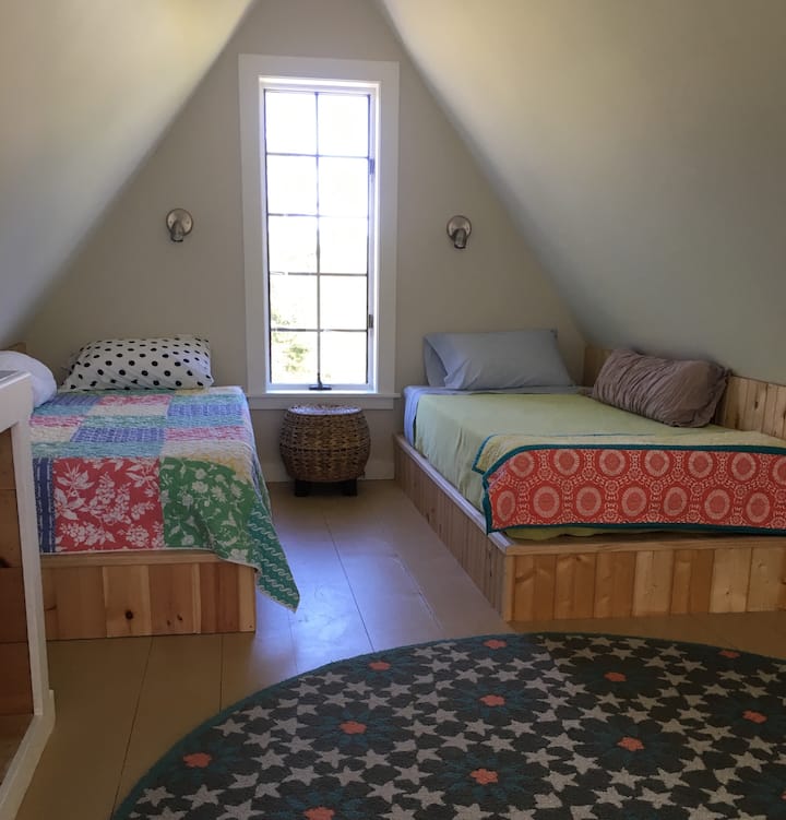 Comfy twins. Capable of being a king!