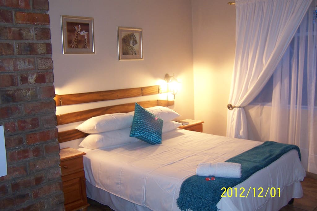 ROOM 4 KING BED OR 2 SINGLES EN SUITE SHOWER