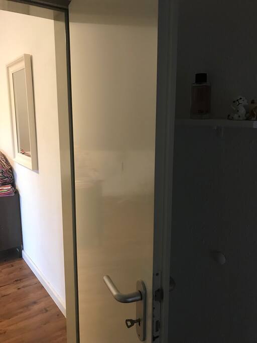Is possible to lock the room