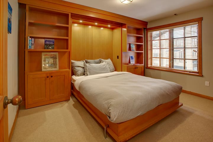 «¡Nos sentimos como en casa! Teníamos todo lo que necesitábamos, desde utensilios de cocina suficientes hasta mantas adicionales. Este fue un momento muy especial para nosotros y nuestros dos hijos y esposos adultos. Muy cómodo para nuestra reunión de seis personas. Whistler es un lugar mágico ”