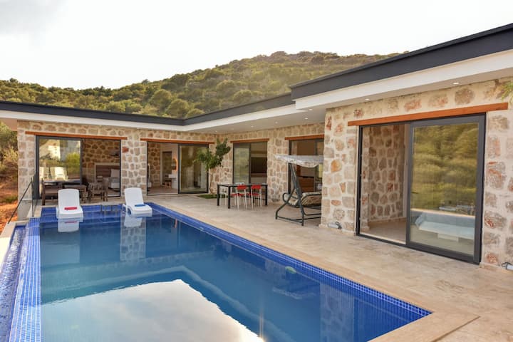 Kaş Merkezde, Deniz Manzaralı Ve Korunaklı Villa - Kaş