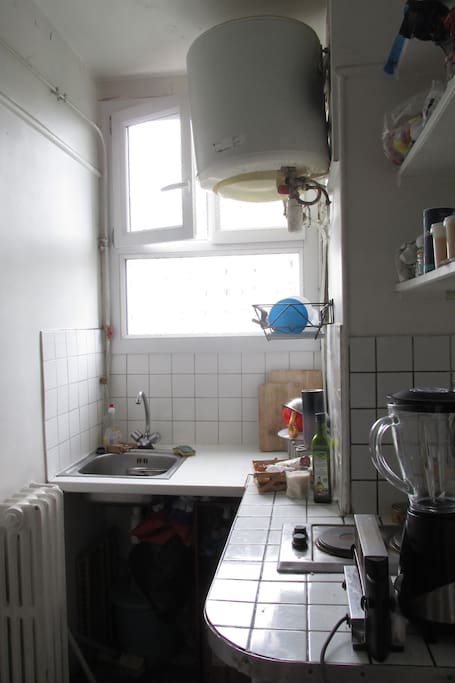 la cuisine ( four et plaques, mixer et grille pain)