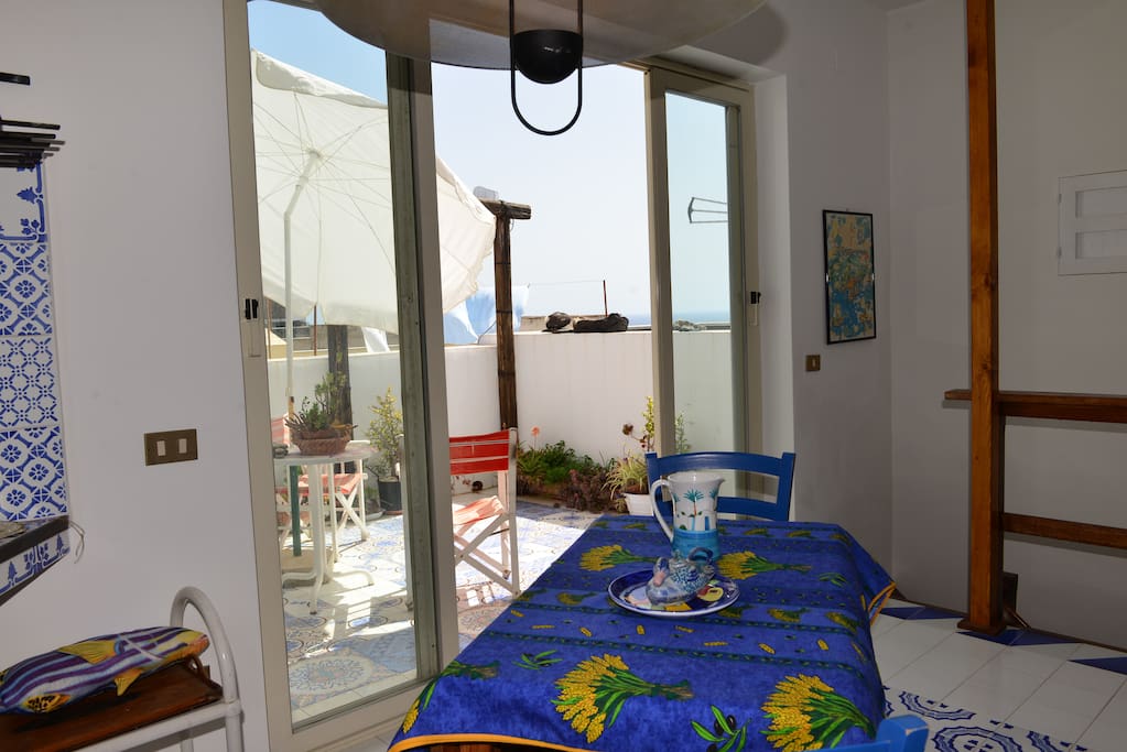 La terrazza sul mare vista dalla cucina