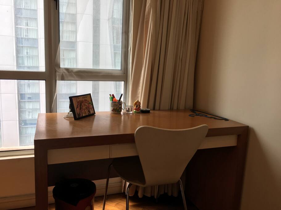 Desk to get some work done (3/3)
