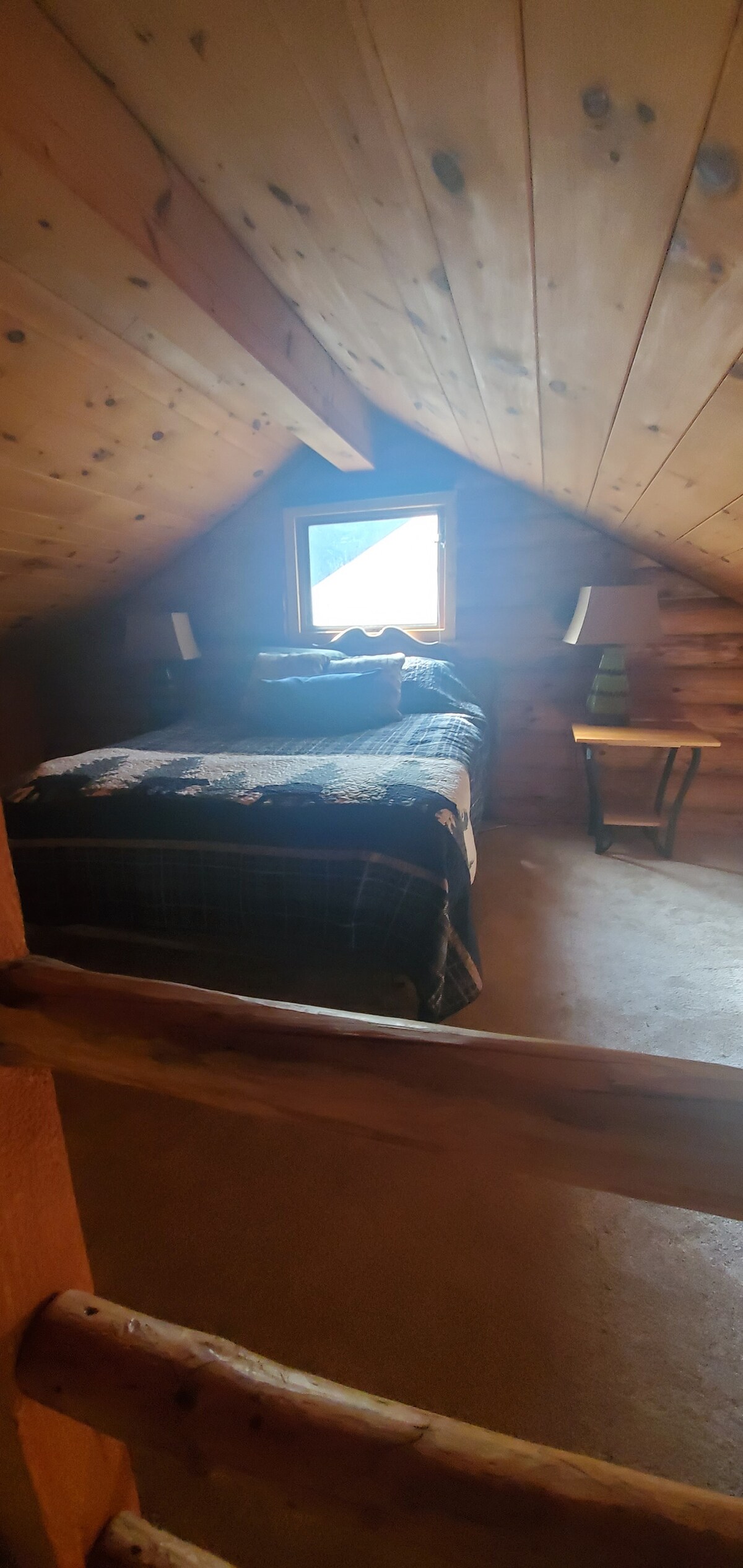 Спална соба со поткровје. Брачен кревет (широк 150-179 см) на горниот кат.