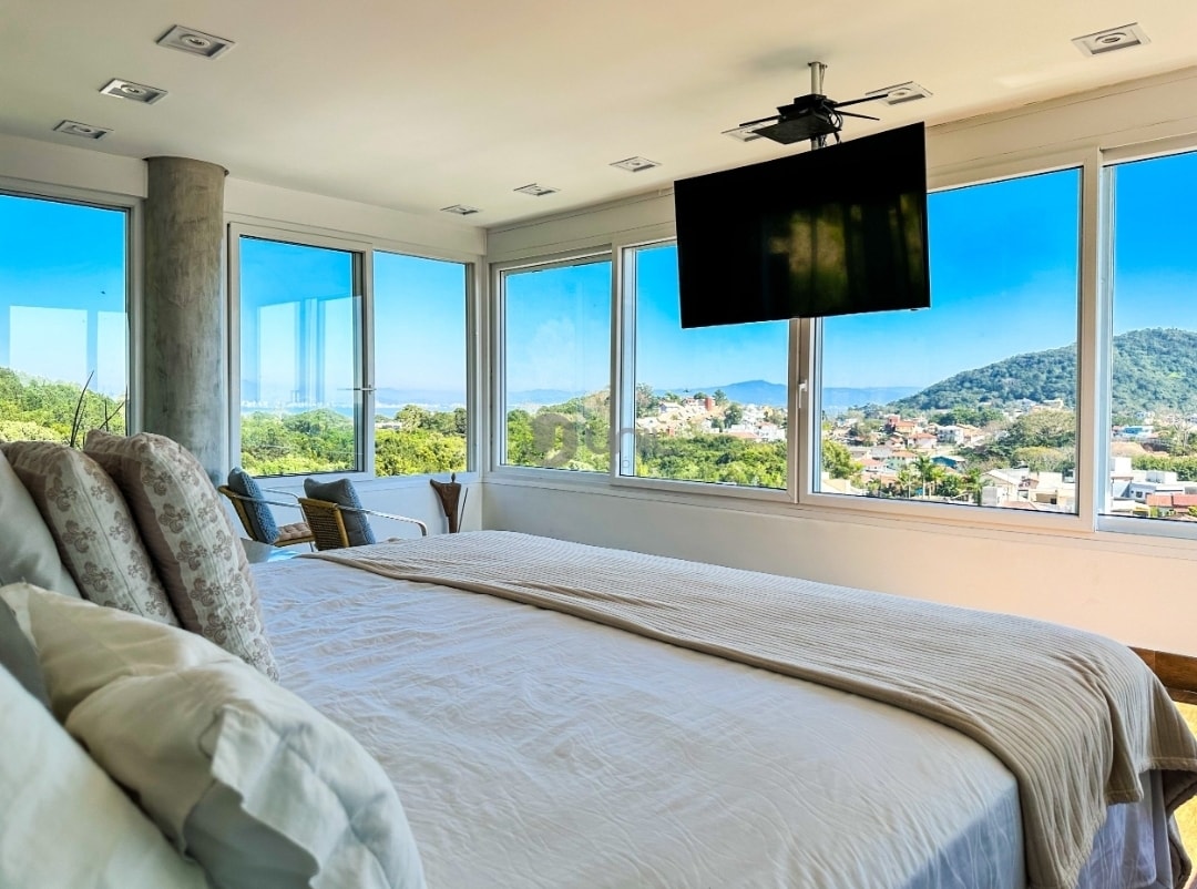 Suite principal de 76 m2 y su bañera junto a la cama tamaño king.