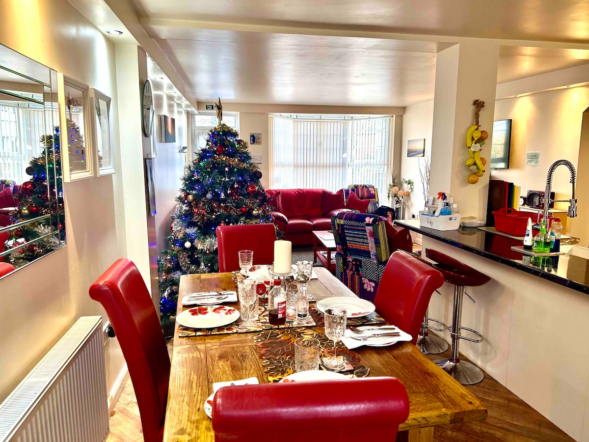 Spacious 2 bedroomed flat with decked courtyard Flats for Rent in