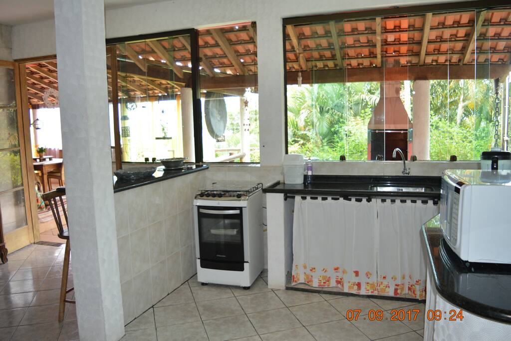cozinha americana toda equipada com utensílios e eletrodoméstico